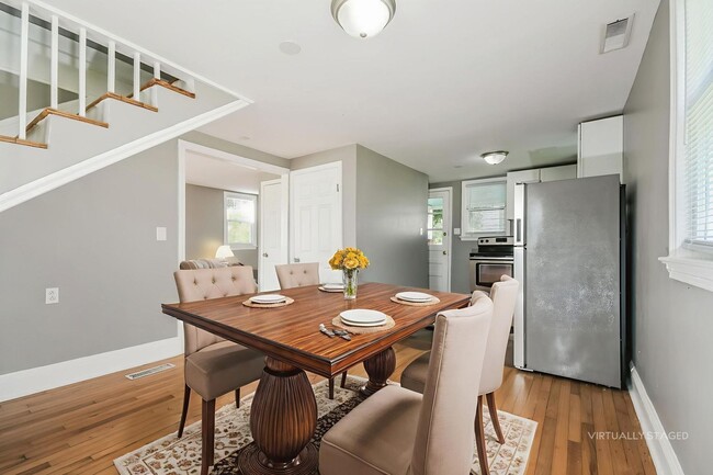 Building Photo - 4 bedroom / 1.5 bath in West Ashley ~ Move...