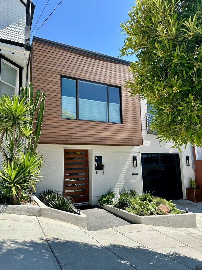 Primary Photo - Modern & Bright 3BR/2BA Single-Family Home...