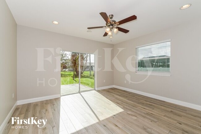 Building Photo - 1215 SW 11th Pl