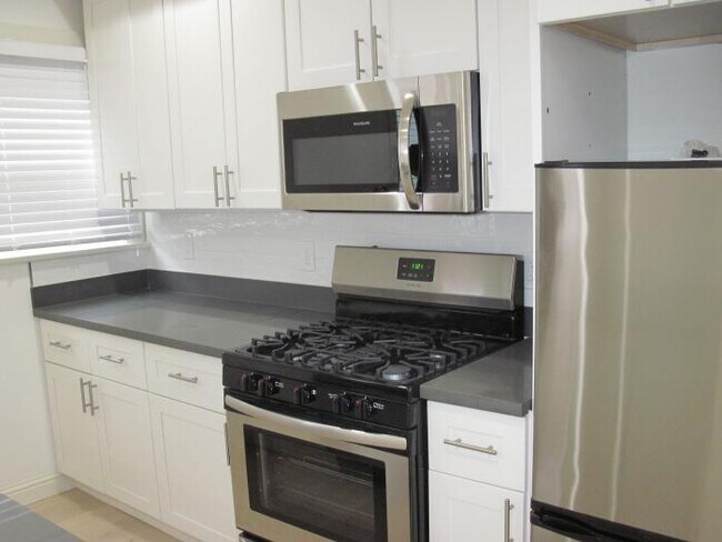 Building Photo - 1 bedroom in Oakland CA 94612