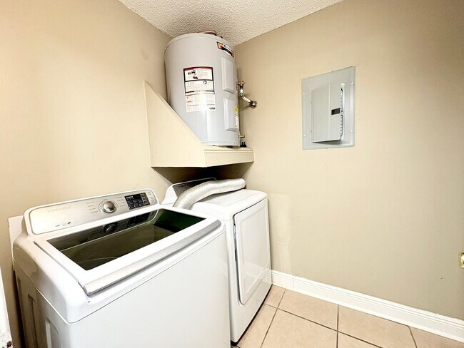 Building Photo - 403 Fox Run Ave