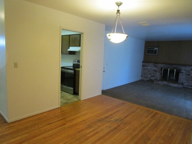 Building Photo - MOVE IN SPECIAL $500 off 1st months rent