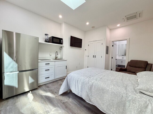 Building Photo - CLA1047