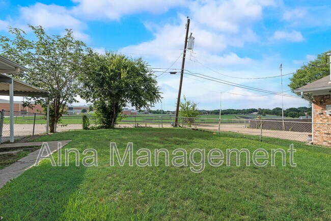 Building Photo - 2529 Belhaven Dr