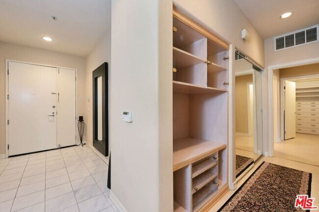 Building Photo - 117 N Gale Dr