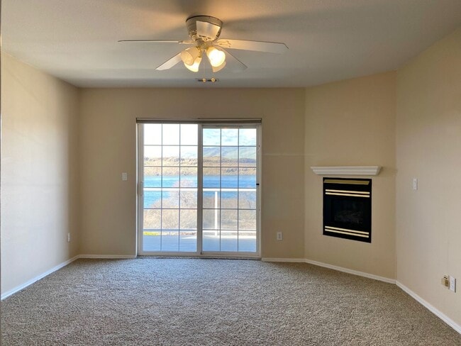 Building Photo - Rare Columbia Riverfront Townhome