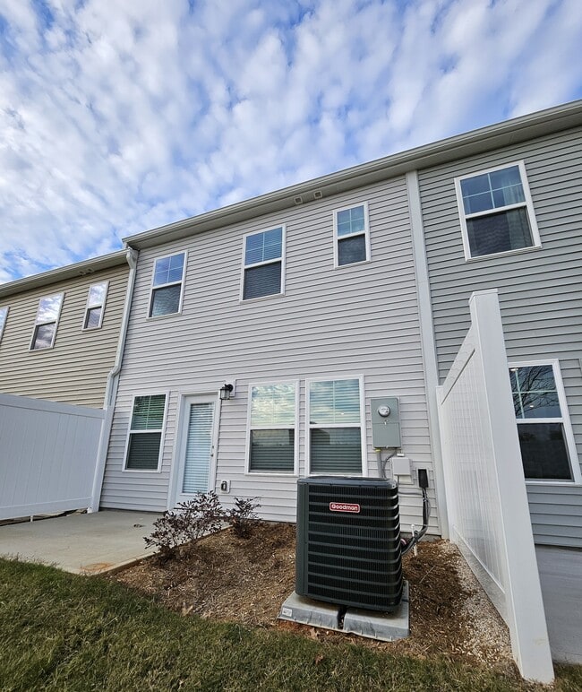 Building Photo - 868 Pilot St