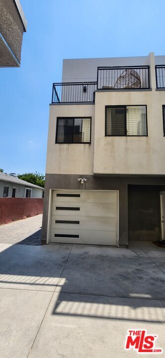 Building Photo - 2131 Carmona Ave