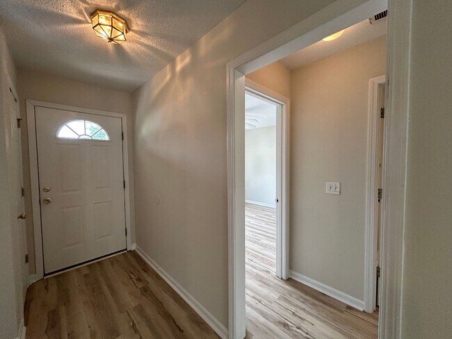 Building Photo - 2BR Condo in Holton Place – Pool, Porch, a...