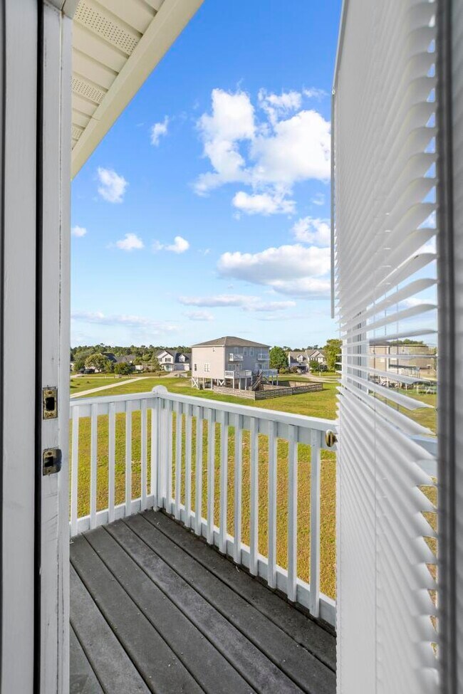 Building Photo - 220 Twin Oaks Dr