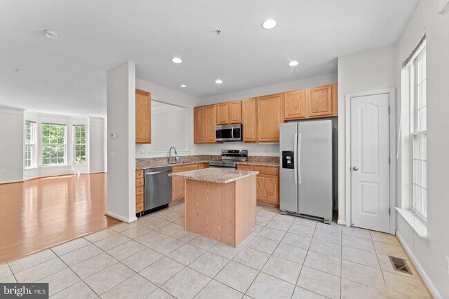 Building Photo - 702 Anoosh Ct
