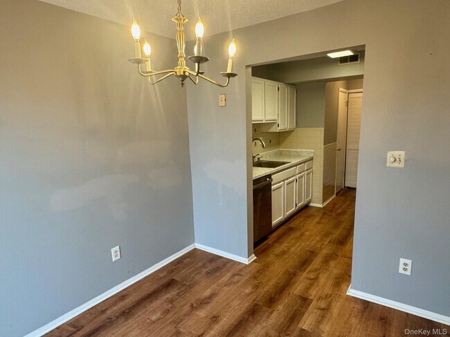 Building Photo - 3917 Whispering Hills Dr