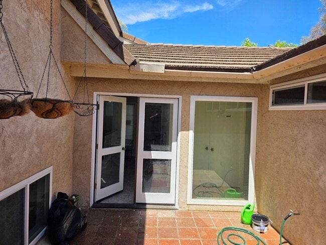 Building Photo - Large 3 bedroom home in quiet neighborhood cul-de-sac with amazing views
