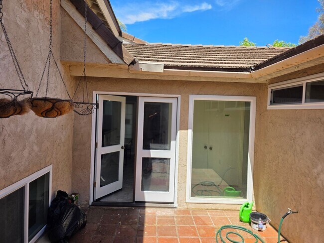 Building Photo - ***Special***Large 3 bedroom home in quiet neighborhood cul-de-sac with amazing views