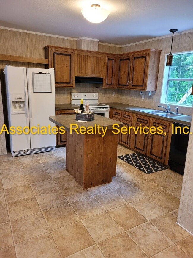 Building Photo - Remodeled and just on the Market!