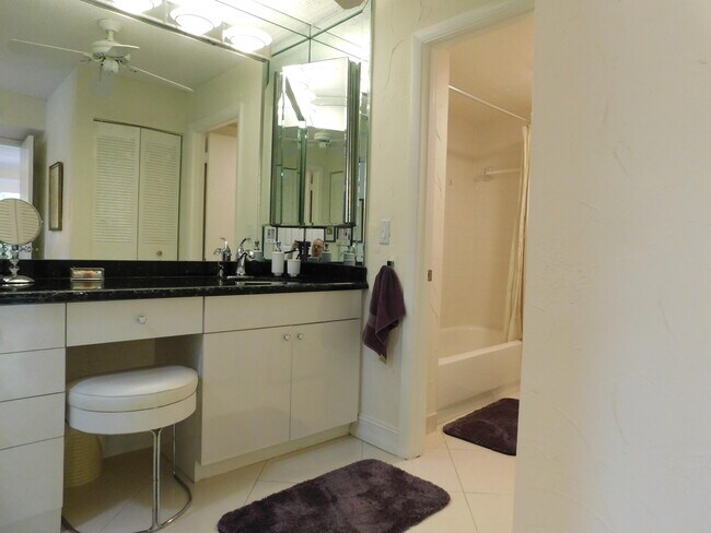 Building Photo - 9285 Vista del Lago
