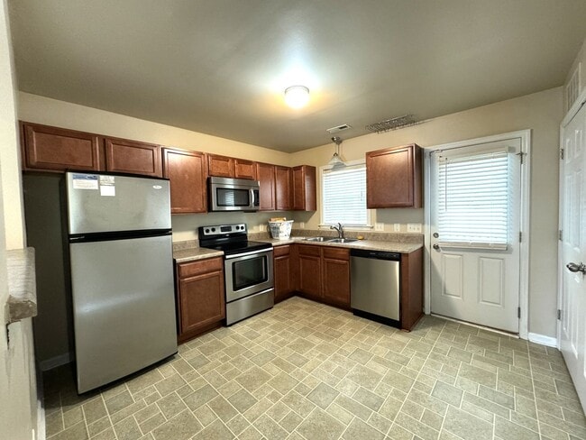 Building Photo - End Unit! Screened Porch!