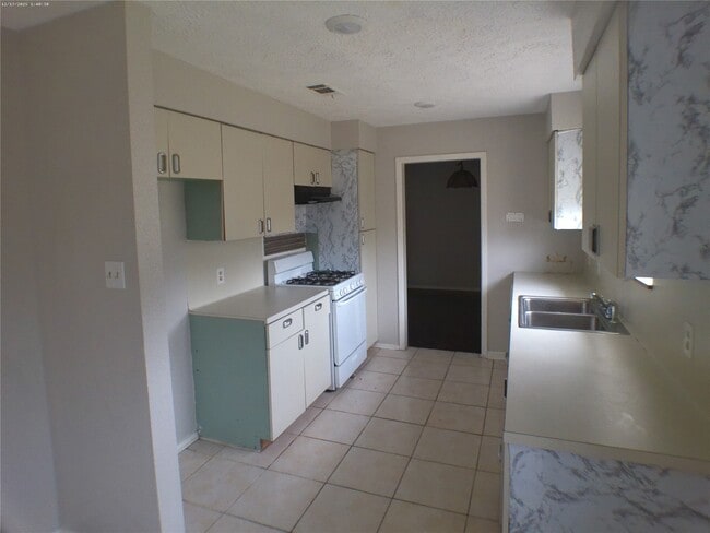 Building Photo - 7322 W Fuqua St