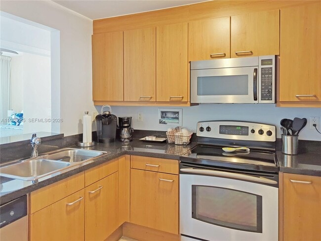 Building Photo - 225 Collins Ave