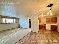 Building Photo - Garden Level 2 Bedroom Apartment - Recentl...