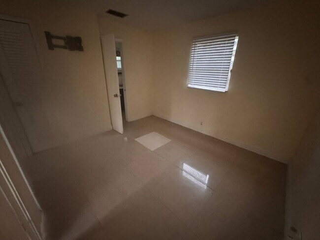 Building Photo - " 3 Bedroom 2 Bath Single Family Home in Prime Deerfield Beach Location!"