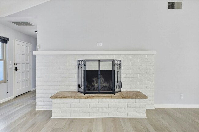 Building Photo - 28147 Queensbridge Rd