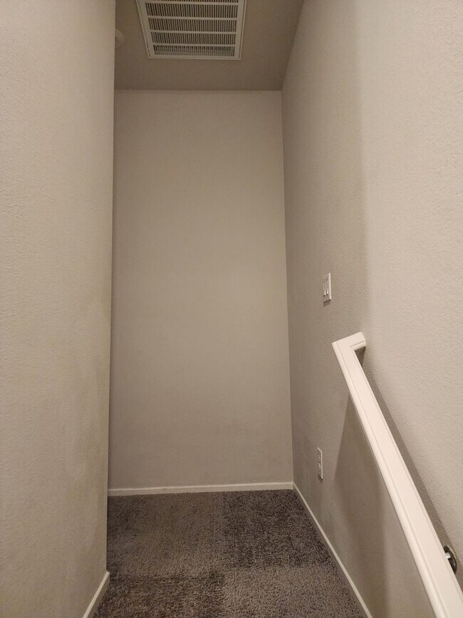 Building Photo - 3 bedroom/ 2 bath condo in gated community