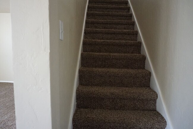 Building Photo - Updated West Valley City 5 bedroom Family ...