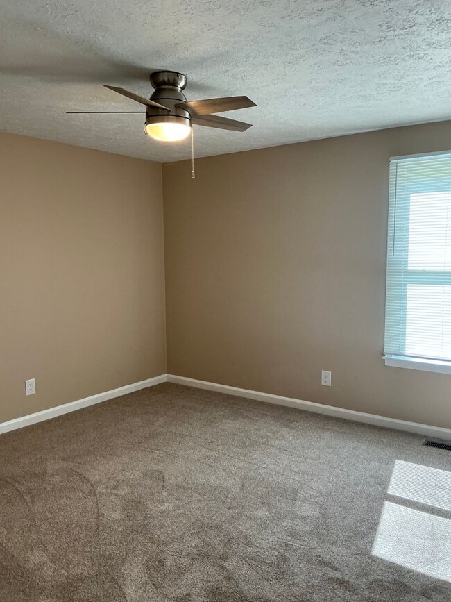Building Photo - 101 Shady Maple Dr