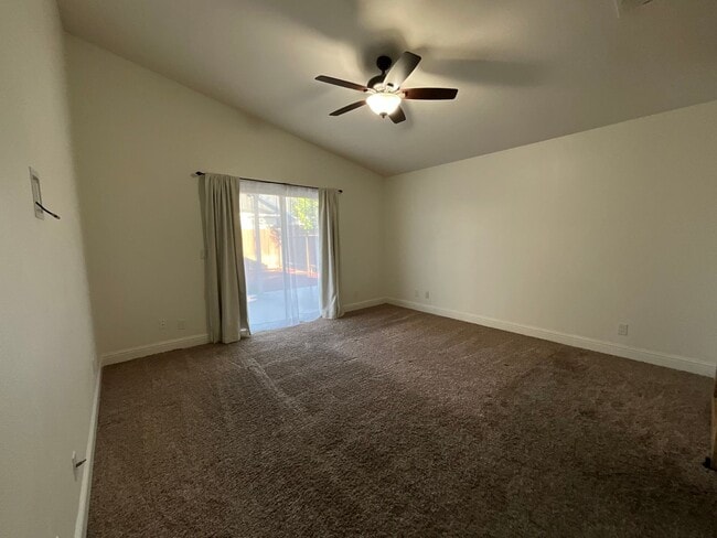 Building Photo - Updated 3 Bedroom 2 Bath Home in Fresno!
