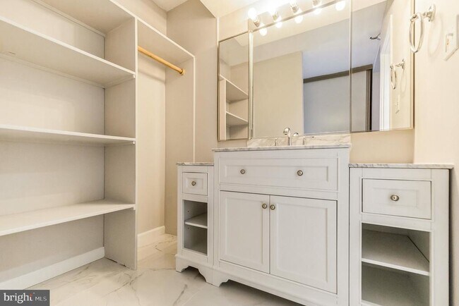 Building Photo - 900 N Stafford St