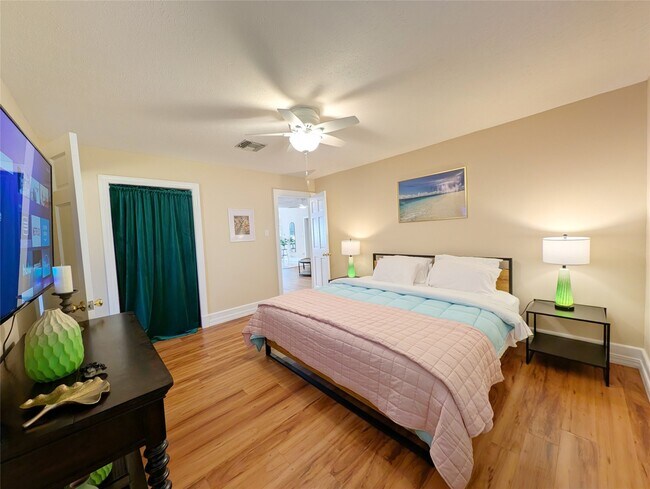 Building Photo - 3215 Royal Oaks Dr