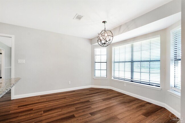 Building Photo - 323 Twisted Oak Dr