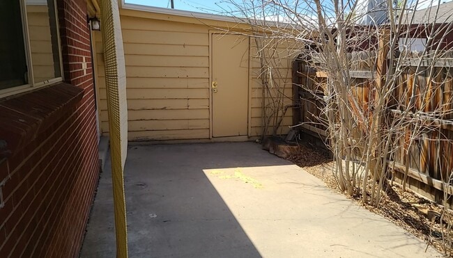 Building Photo - Updated 2 Bedroom Apartment with Private P...