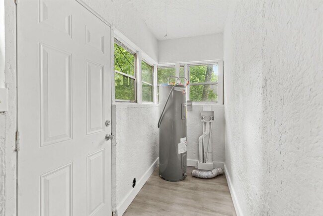 Building Photo - Charming 2 Bedroom, 2 Bathroom house