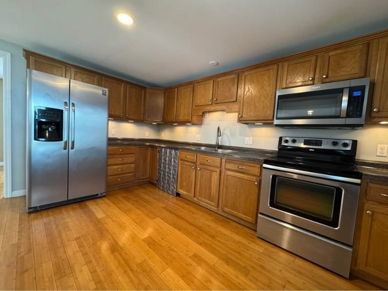 Building Photo - 725 Roosevelt Trail