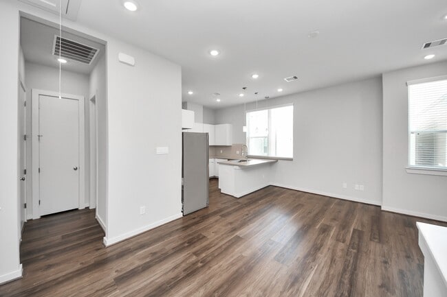 Building Photo - 608 Thornton Rd