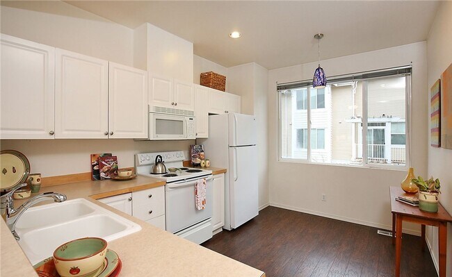 Building Photo - A Cambridge Townhome with 2 Beds and 2.5 B...