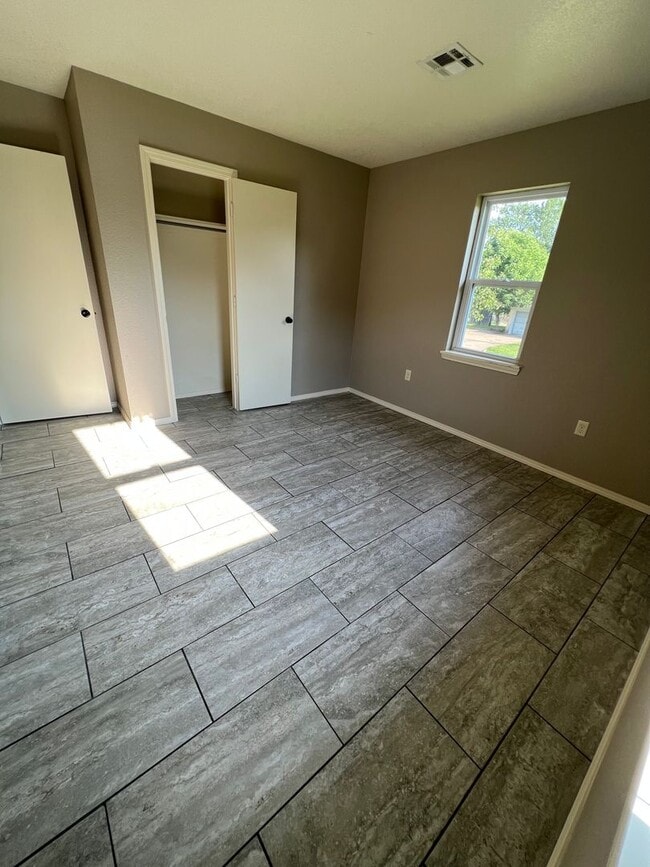 Building Photo - 3 Bed 1.5 Bath House, 1 Car Carport, Yard Care Included.