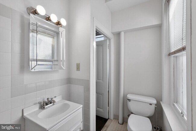 Building Photo - 459 Martin St