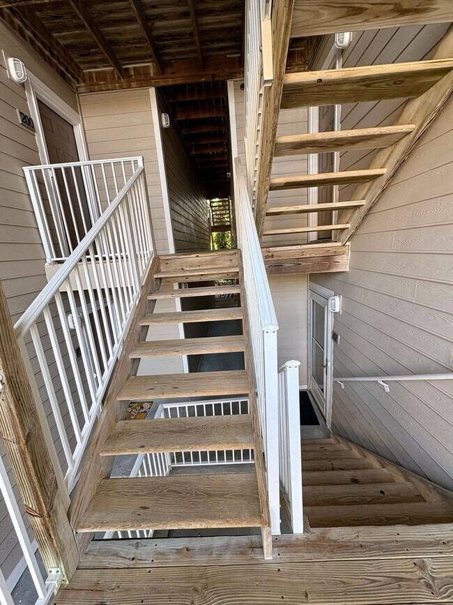 Building Photo - LARGE 2ND FLOOR CONDO