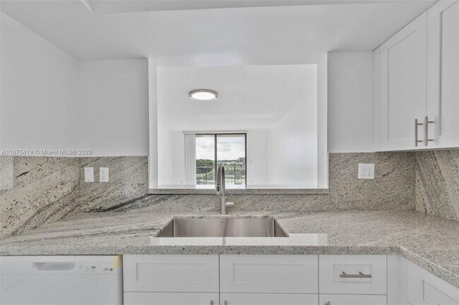 Building Photo - 9682 Fontainebleau Blvd