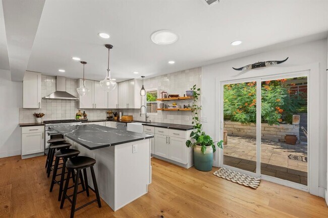Building Photo - 2215 Alta Vista Ave