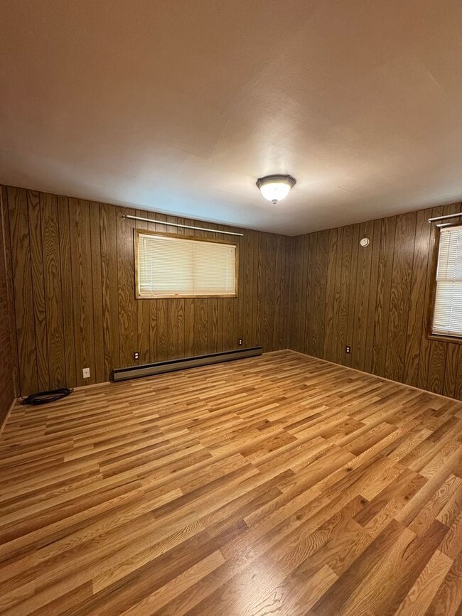 Building Photo - Cozy 2-Bed with Spacious Living, Parking, Pets OK!