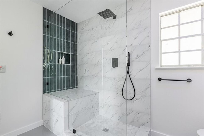 Building Photo - 2405 Trafalgar Dr