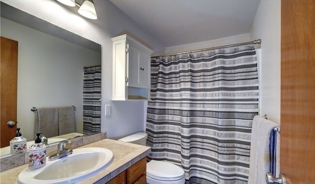 Building Photo - Charming 2 BR 2 Ba Apartment/Condo