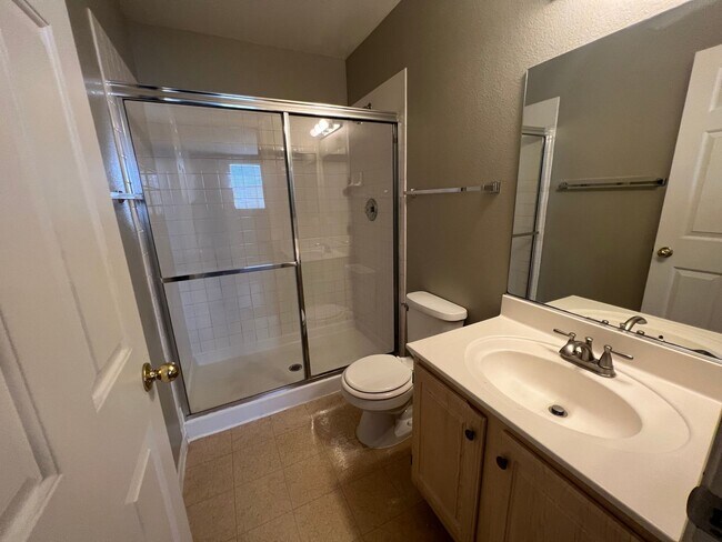 Building Photo - Spacious 2bed/ 2.5 bath Townhouse in Gated...