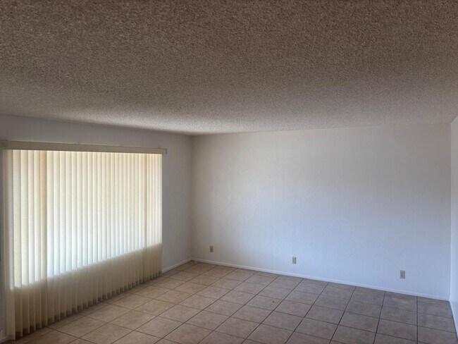 Building Photo - 4218 E Crescent Ave