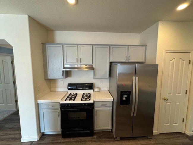 Building Photo - Quiet Home on Cul-De-Sac Available now!!