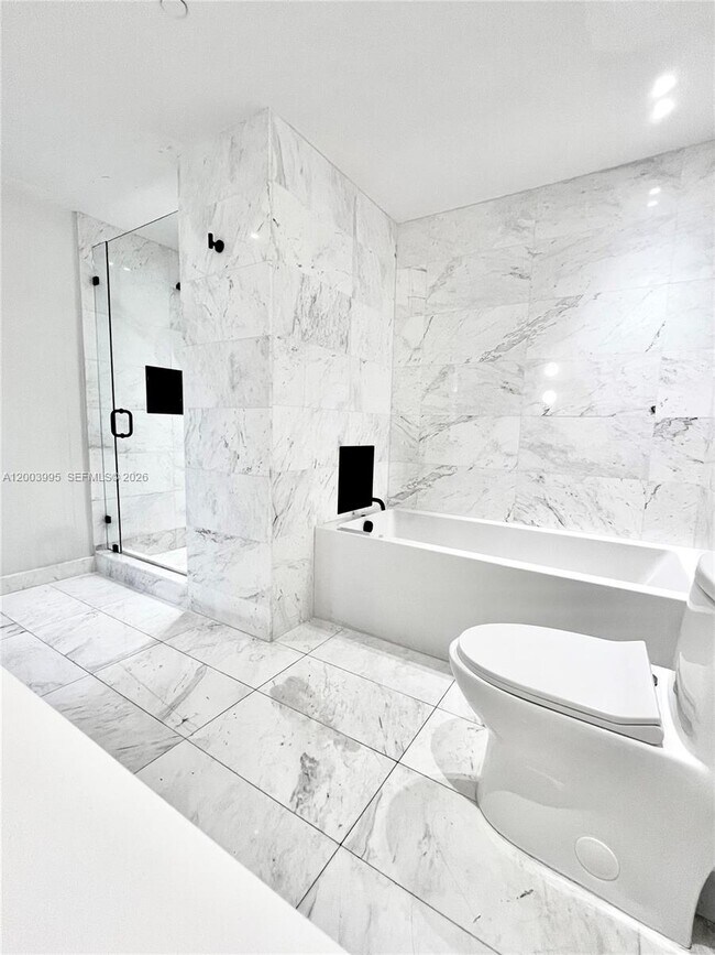 Building Photo - 9940 W Bay Harbor Dr